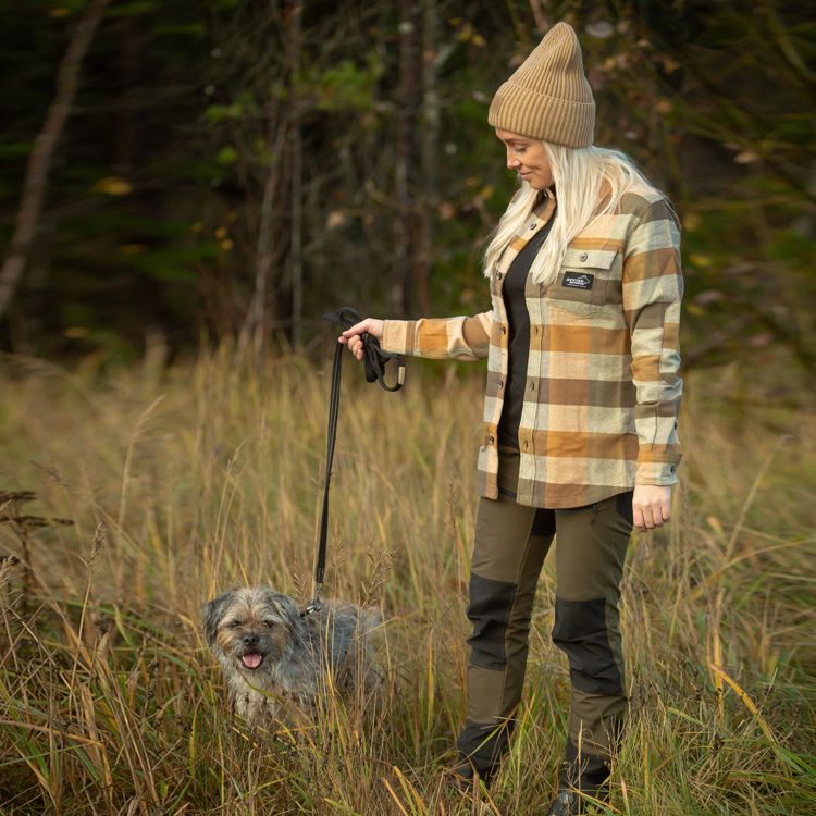 Arrakusa.com - A women standing with dog